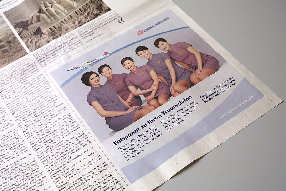China Airlines newspaper ad with five flight attendants and the headline “Entspannt zu Ihren Traumzielen”
