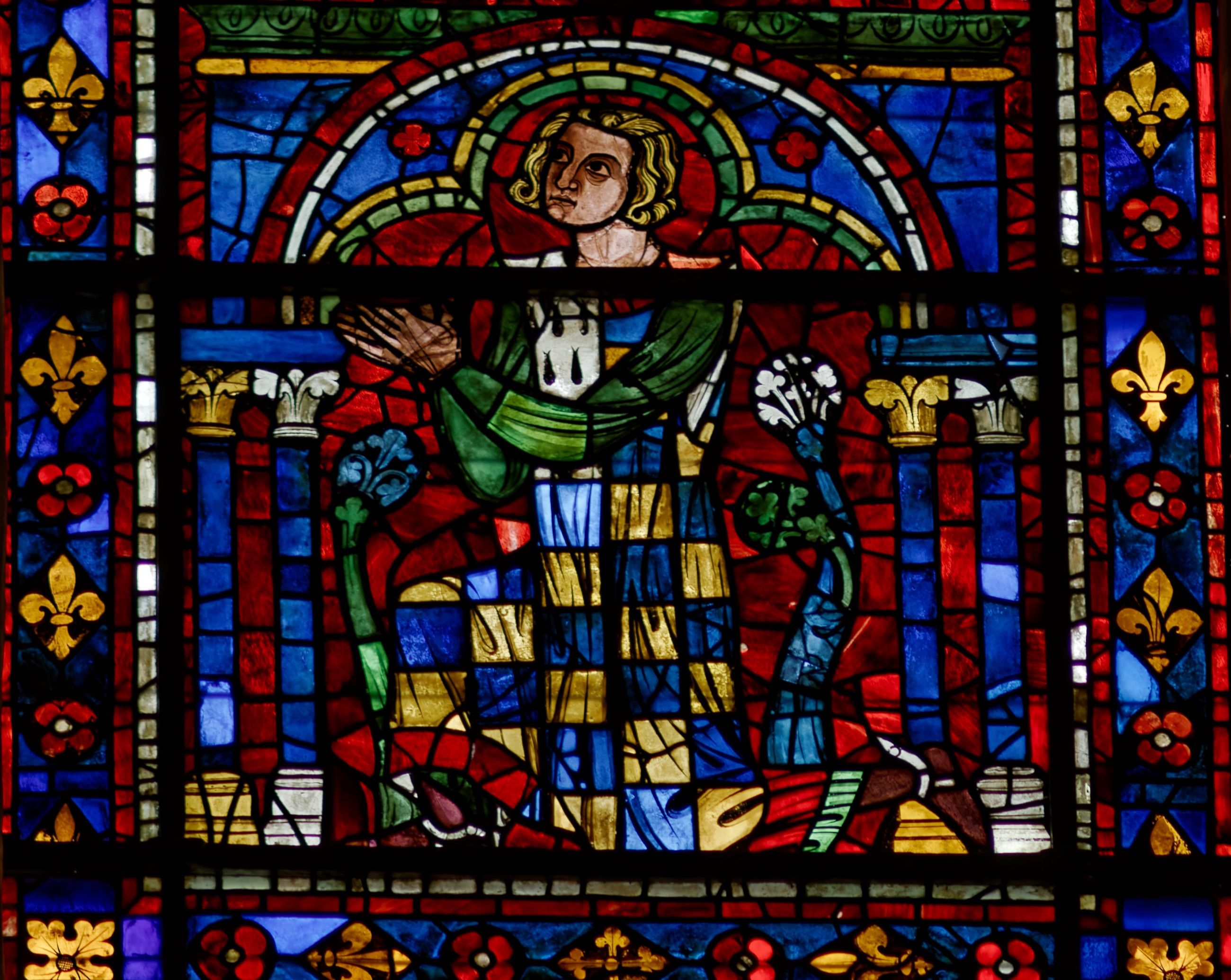 Donor panel in the stained glass: Pierre Mauclerc kneeling in armour with his coat of arms